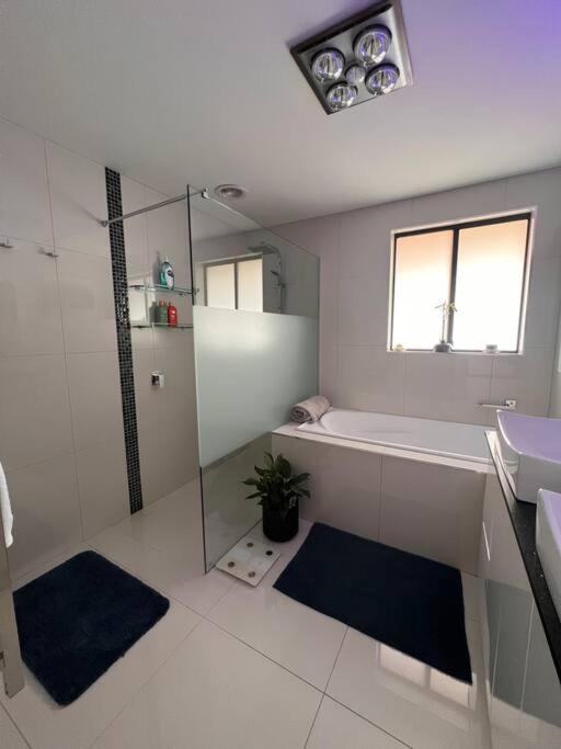 Apartment Modern Light Filled Near Beaches Howrah